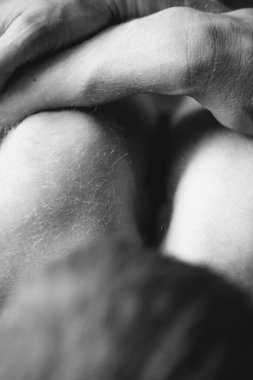 Siyah beyaz insan portresi. Erkekler çıplaklığın ayrıntıları. Yoga poz veriyor.