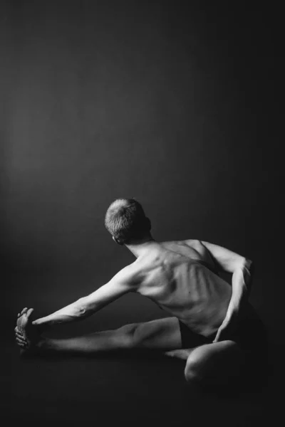Allenamento Yoga Uomo Esegue Asana Yoga Sfondo Scuro Elegante Studio — Foto Stock