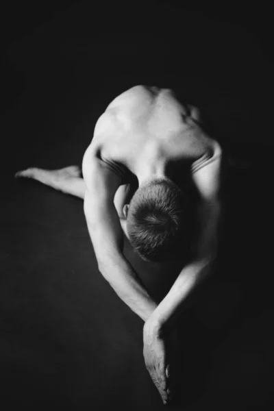 Yoga Egzersizi Adam Karanlık Arka Planda Yoga Yapıyor Stüdyo Spor — Stok fotoğraf