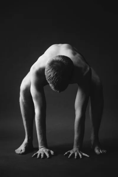 Йога Тренування Чоловік Виконує Асан Йоги Темному Тлі Стильна Студія — стокове фото