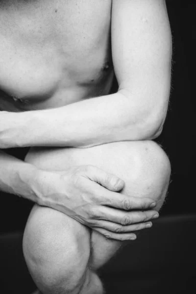 Siyah Beyaz Insan Portresi Erkekler Çıplaklığın Ayrıntıları Yoga Poz Veriyor — Stok fotoğraf