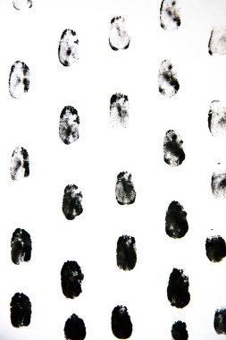 Siyah felçler, felçler, çizgiler ve beyaz arka planda lekeler. Boyalı soyut siyah beyaz arkaplan.