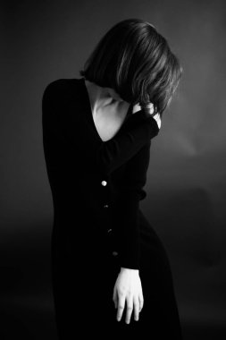 Siyah elbiseli esmer kızın şık ve minimalist portresi. Grim stüdyo kadın portresi