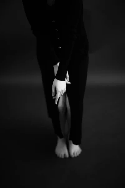 Módní Minimalistický Portrét Brunetky Dívky Černých Šatech Ponurý Studiový Portrét — Stock fotografie