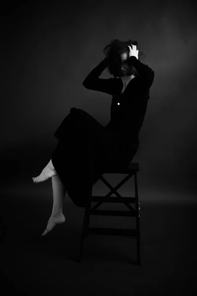 黒のドレスでブルネットの女の子のファッショナブルなとミニマリズムの肖像画 女性のグリムスタジオ肖像画 — ストック写真