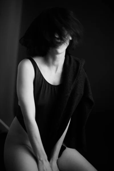 Ζωγραφική Προσωπογραφία Του Κοριτσιού Μαύρο Κοστούμι Χορευτής Μαγιό Σκούρο Φόντο — Φωτογραφία Αρχείου