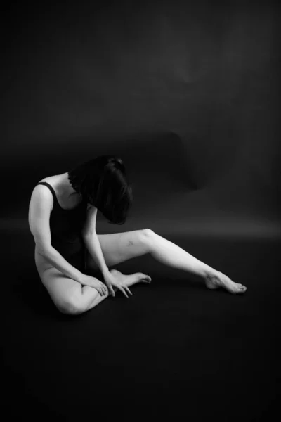 Ritratto Arte Ragazza Body Nero Ballerina Costume Bagno Sfondo Scuro — Foto Stock