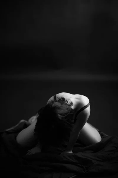 Művészi Portré Egy Fekete Ruhás Lányról Táncos Fürdőruhában Sötét Háttéren — Stock Fotó