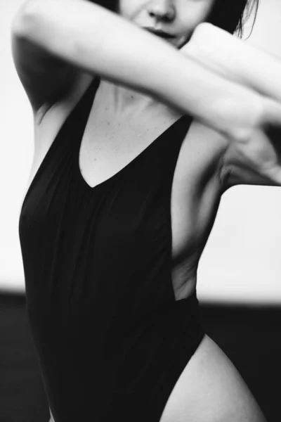 Retrato Arte Menina Bodysuit Preto Dançarino Maiô Fundo Escuro — Fotografia de Stock