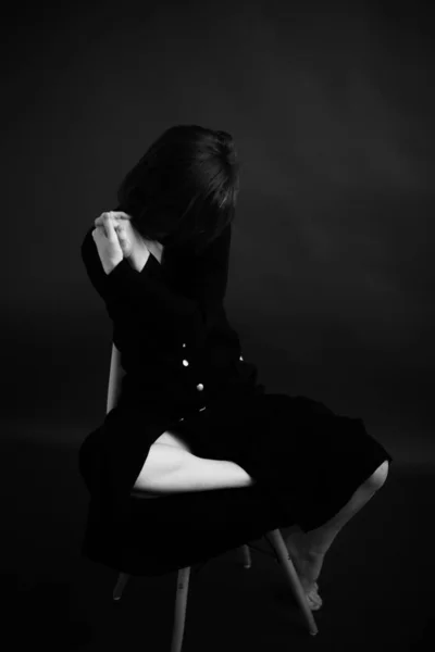 Modny Minimalistyczny Portret Brunetki Czarnej Sukience Ponury Portret Kobiety Studiu — Zdjęcie stockowe