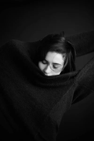 Retrato Una Morena Largo Vestido Negro Sobre Fondo Estudio Oscuro — Foto de Stock