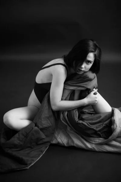 Ritratto Emotivo Donna Giovane Ragazza Body Nero Esprime Emozioni Davanti — Foto Stock