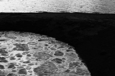 Su kirliliği, okyanusta beyaz köpük ve yakın çekim.