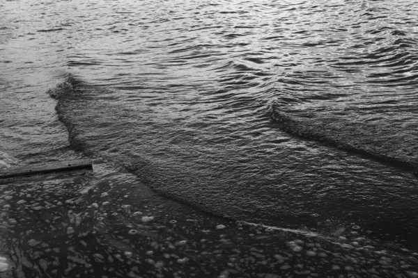 Mare Sabbia Bagnata Litorale Una Spiaggia Sabbiosa Schiuma Bolle Fila — Foto Stock