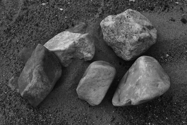 Felsen Und Kieselsteine Sandstrand Schwarz Weiße Minimalistische Sandlandschaft — Stockfoto