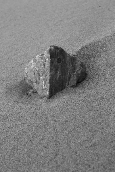 Rotsen Kiezels Een Zandstrand Zwart Wit Minimalistisch Zandlandschap — Stockfoto