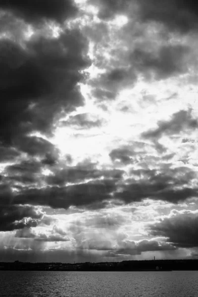 Czarno Białe Niebo Sylwetki Chmur Blask Słońca — Zdjęcie stockowe