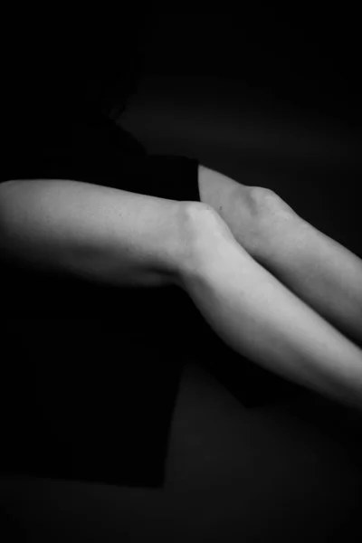 Piękne Kobiece Nogi Ciemnym Tle Izolowane — Zdjęcie stockowe