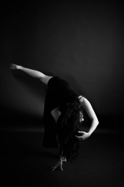 Koyu arka planda güzel kadın bacakları.