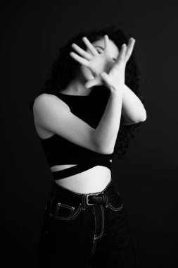 Kadın elleri koyu bir arkaplanda, duygular ve kapalı poz