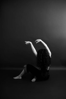 Karanlık moda fotoğrafçılığı, dansçı özgürce hareket eder.