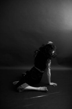 Karanlık moda fotoğrafçılığı, dansçı özgürce hareket eder.