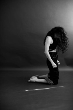 Karanlık moda fotoğrafçılığı, dansçı özgürce hareket eder.