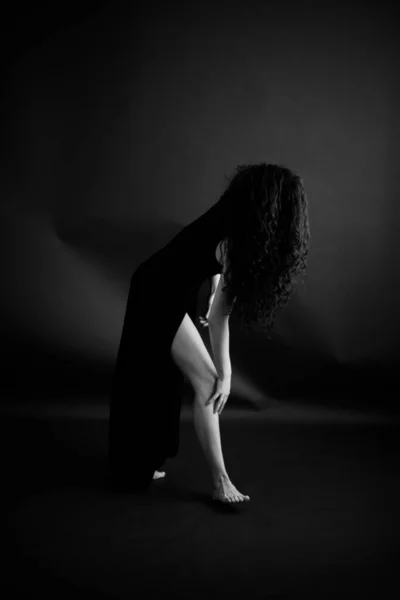 Piękne Kobiece Nogi Ciemnym Tle Izolowane — Zdjęcie stockowe