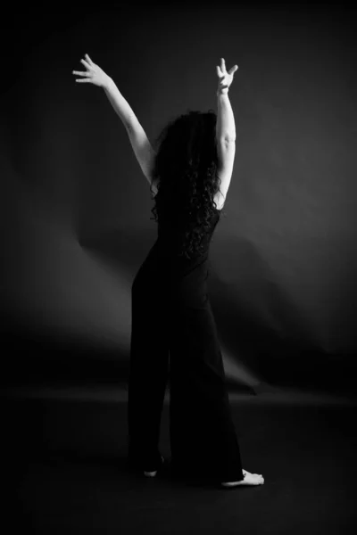 Fotografia Elegante Moda Escura Dançarino Move Livremente — Fotografia de Stock