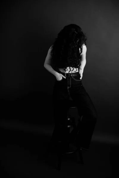 Stilfuld Mørk Mode Fotografering Danser Bevæger Sig Frit - Stock-foto