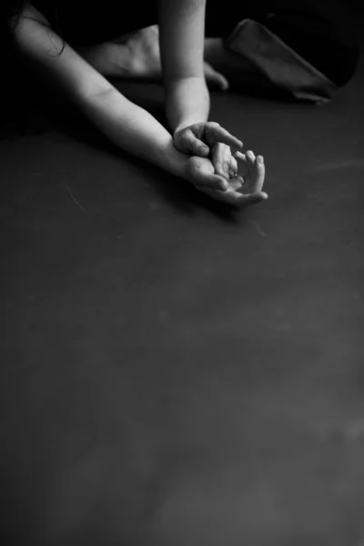 Жіночі Руки Темному Тлі Емоції Закрита Поза — стокове фото