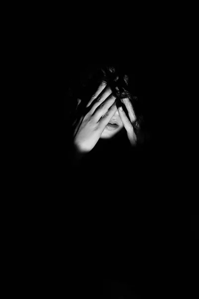 Χέρια Των Γυναικών Ένα Σκοτεινό Φόντο Συναισθήματα Και Κλειστά Θέτουν — Φωτογραφία Αρχείου