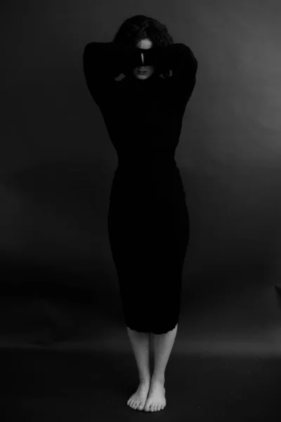 Retrato Dramático Uma Mulher Vestido Preto — Fotografia de Stock