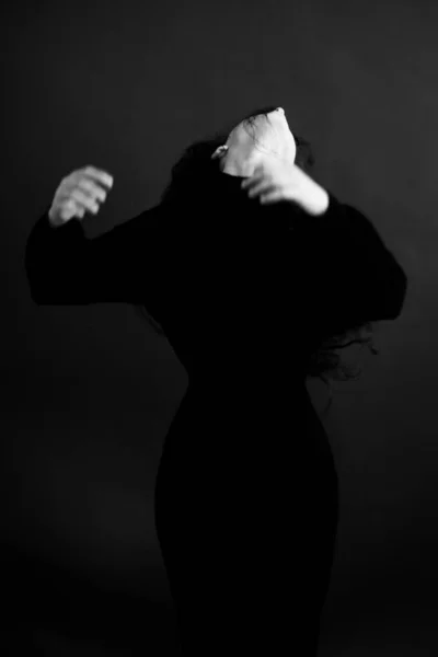 黒のドレスを着た女性の劇的な肖像画 — ストック写真