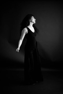 Siyah klasik elbiseli bir dansçının moda portresi..