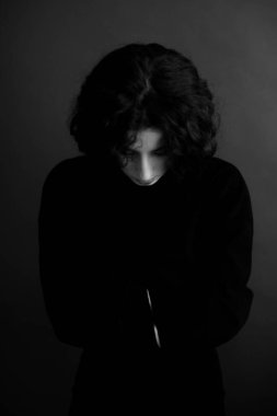 Bir esmerin dramatik ve karanlık portresi..