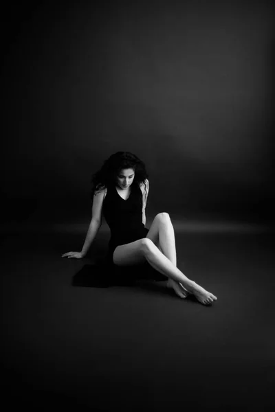 黒の古典的なドレスのダンサーのファッションの肖像 — ストック写真