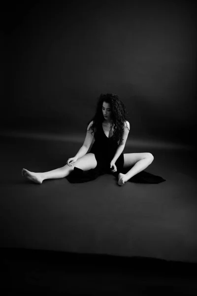 Modeporträt Einer Tänzerin Einem Schwarzen Klassischen Kleid — Stockfoto