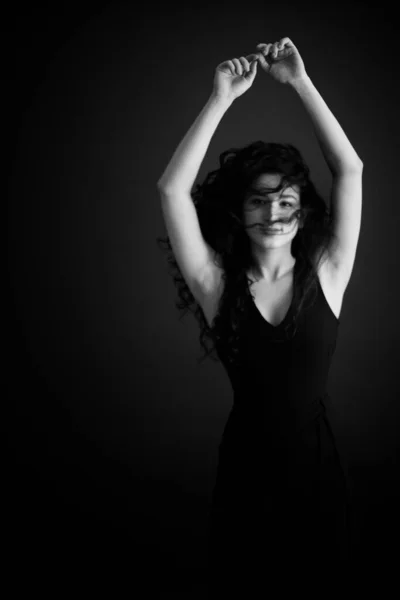 Retrato Moda Uma Dançarina Vestido Clássico Preto — Fotografia de Stock