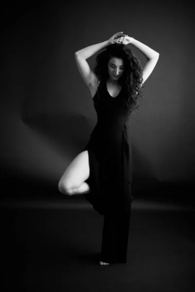 穿着黑色经典服装的舞蹈家的时装肖像 — 图库照片