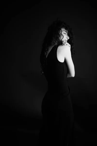 黒の古典的なドレスのダンサーのファッションの肖像 — ストック写真