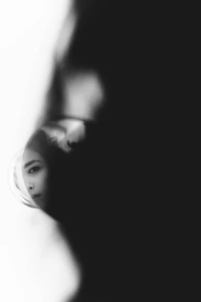 Чуттєвий Чорно Білий Портрет Брюнетки Кучерявим Волоссям — стокове фото