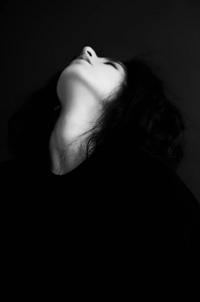 Retrato Dramático Escuro Uma Morena — Fotografia de Stock