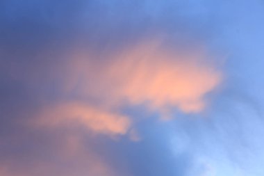 Mavi ve pembe renkli güzel gökyüzü manzarası