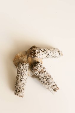 Tütsü beyaz adaçayı, beyaz arka planda Kaliforniya kuru adaçayı. Gizemli arkaplan