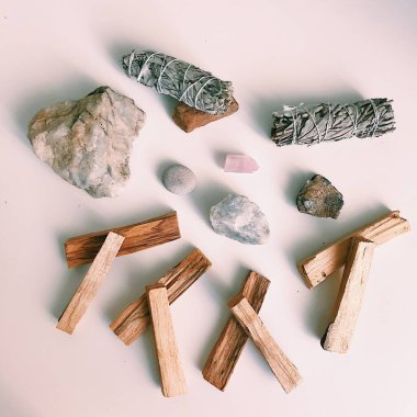 Palo Santo 'nun tütsüsü, beyaz arka plandaki çubukların yerleşimi. Meditasyon arkaplanı