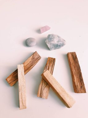 Palo Santo 'nun tütsüsü, beyaz arka plandaki çubukların yerleşimi. Meditasyon arkaplanı