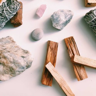 Palo Santo 'nun tütsüsü, beyaz arka plandaki çubukların yerleşimi. Meditasyon arkaplanı