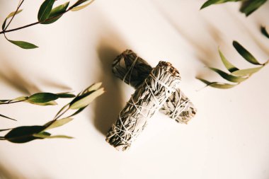 Beyaz adaçayı, Kaliforniya tütsü ve okaliptüs yaprakları. Metin için boşluk