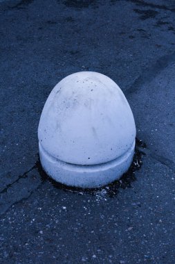 mavi radyatör duvara yerleştirilir